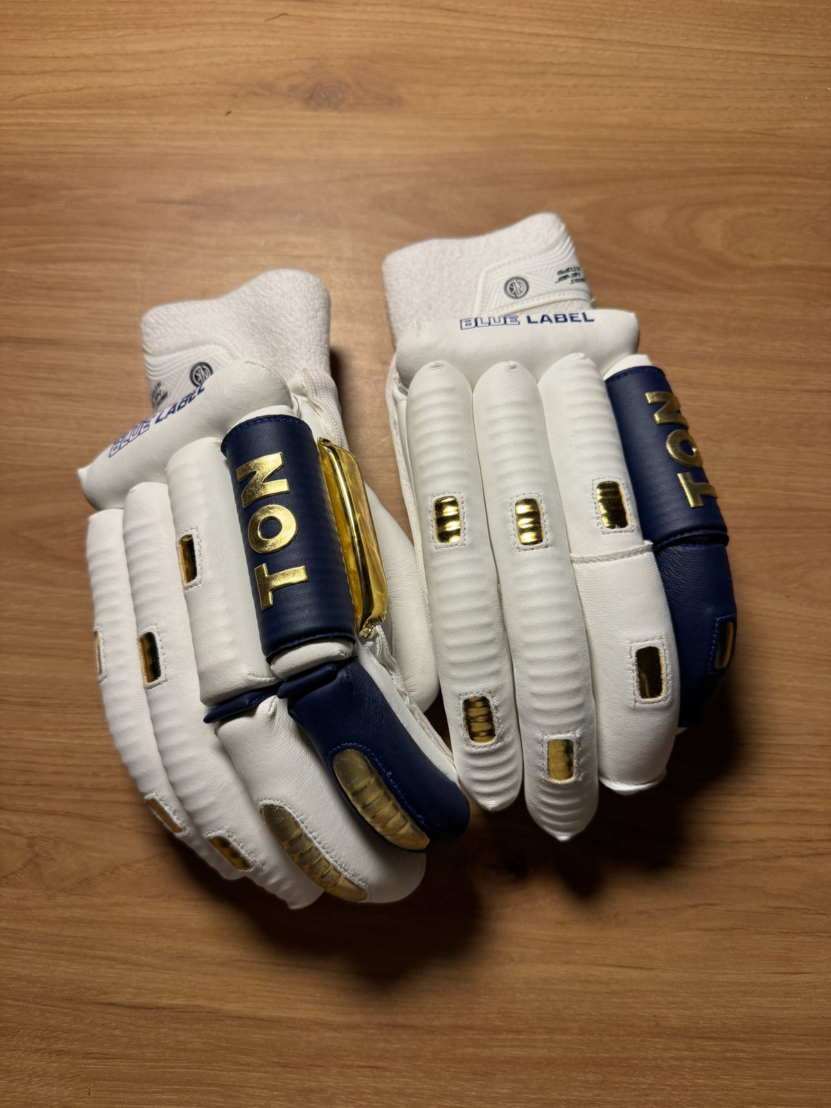 TON Blue label batting gloves