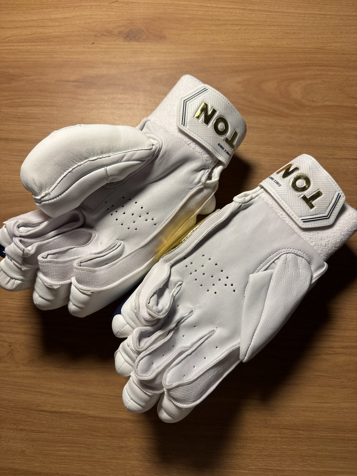 TON Blue label batting gloves