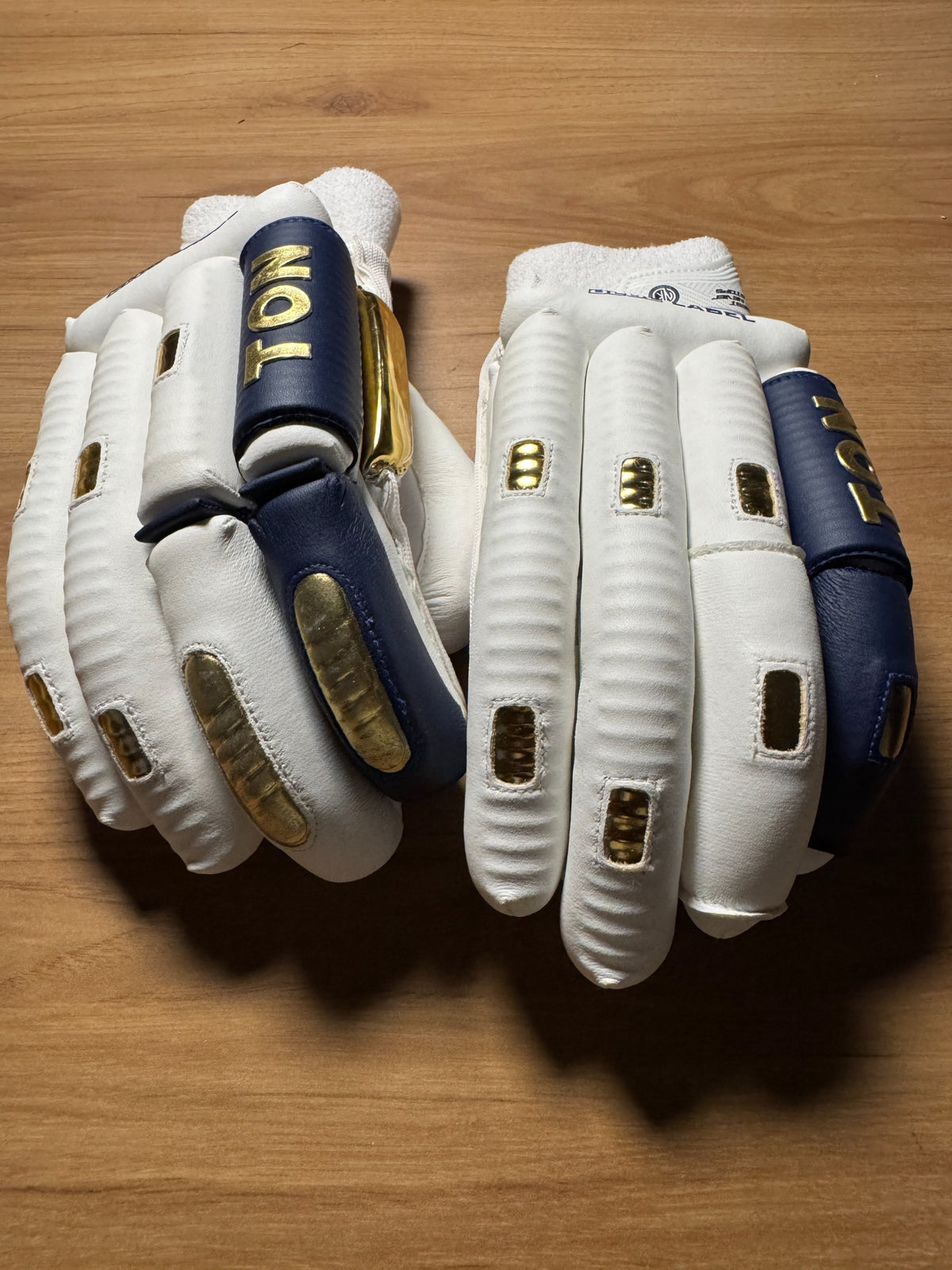 TON Blue label batting gloves