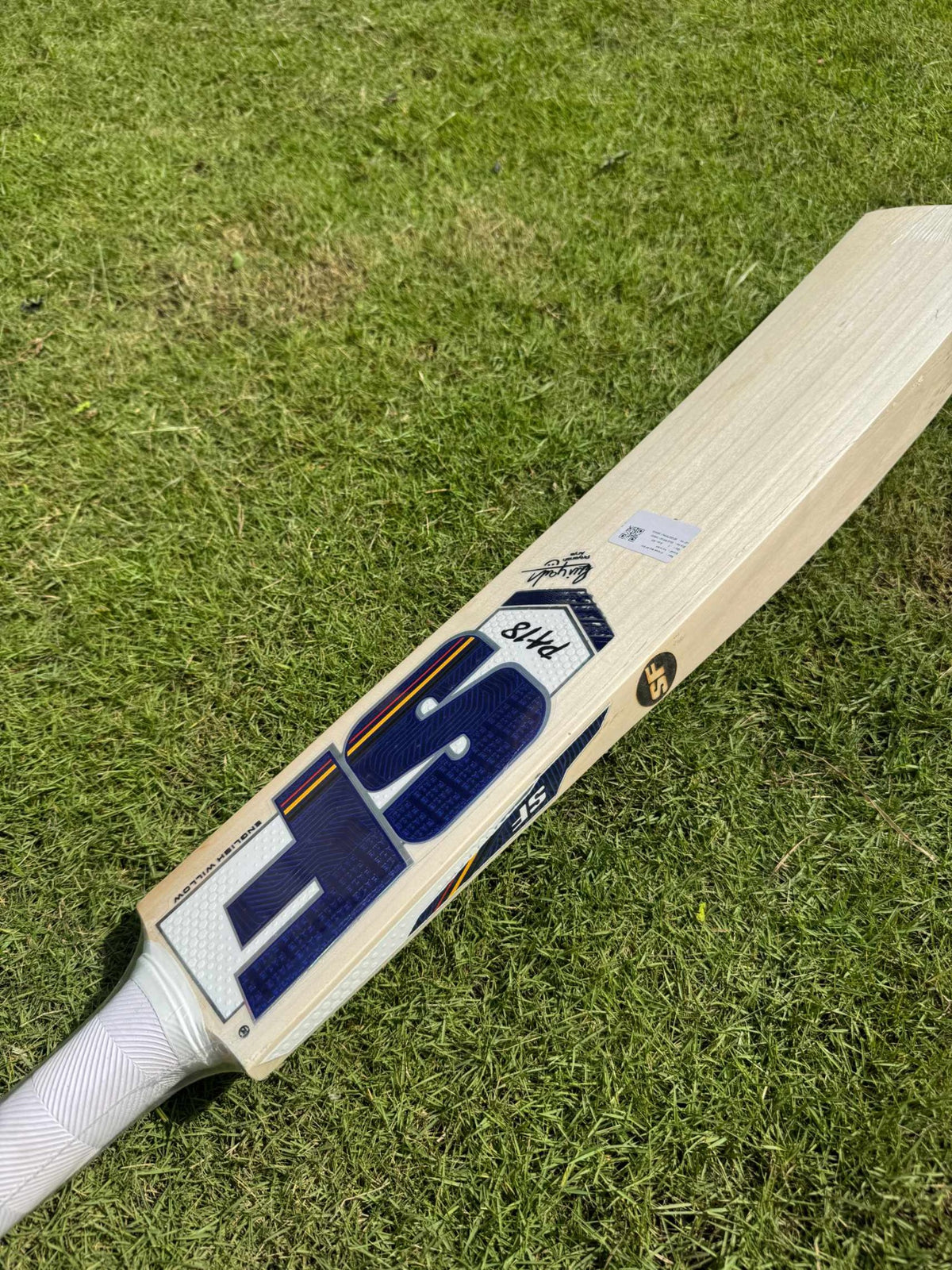 SF PA18 cricket bat handle detail