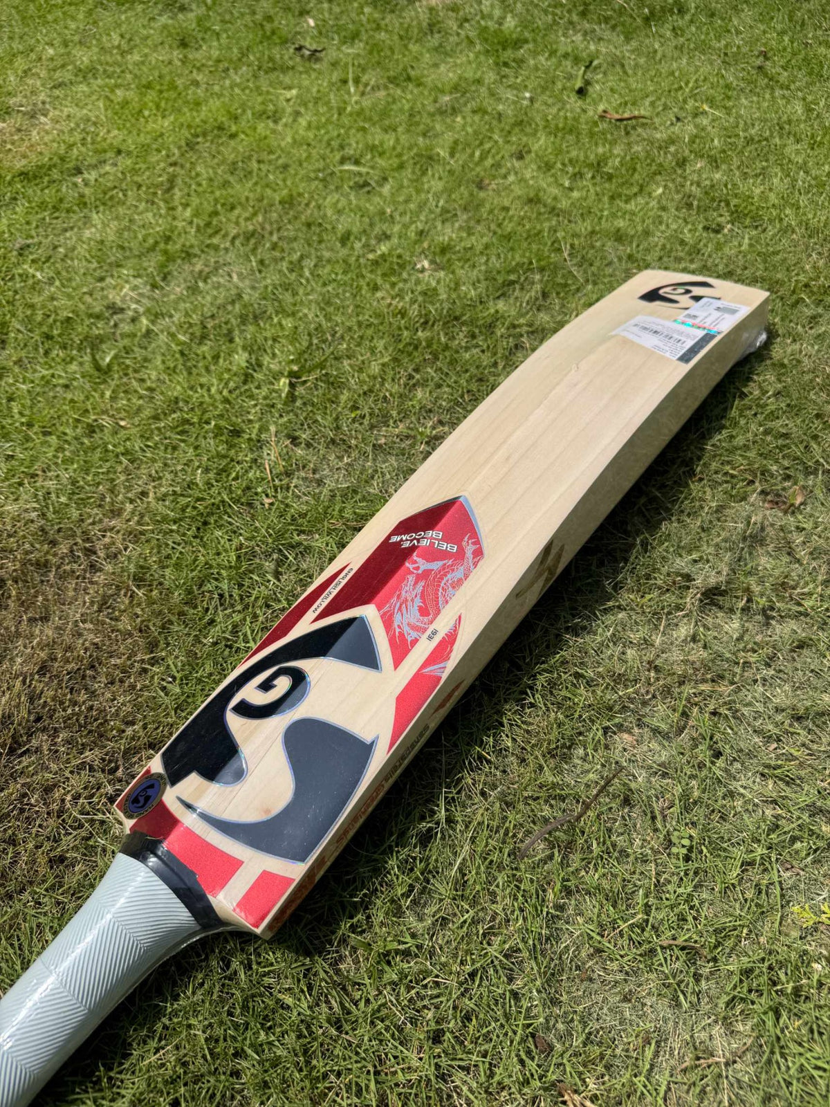 SG KLR Class cricket bat edge detail