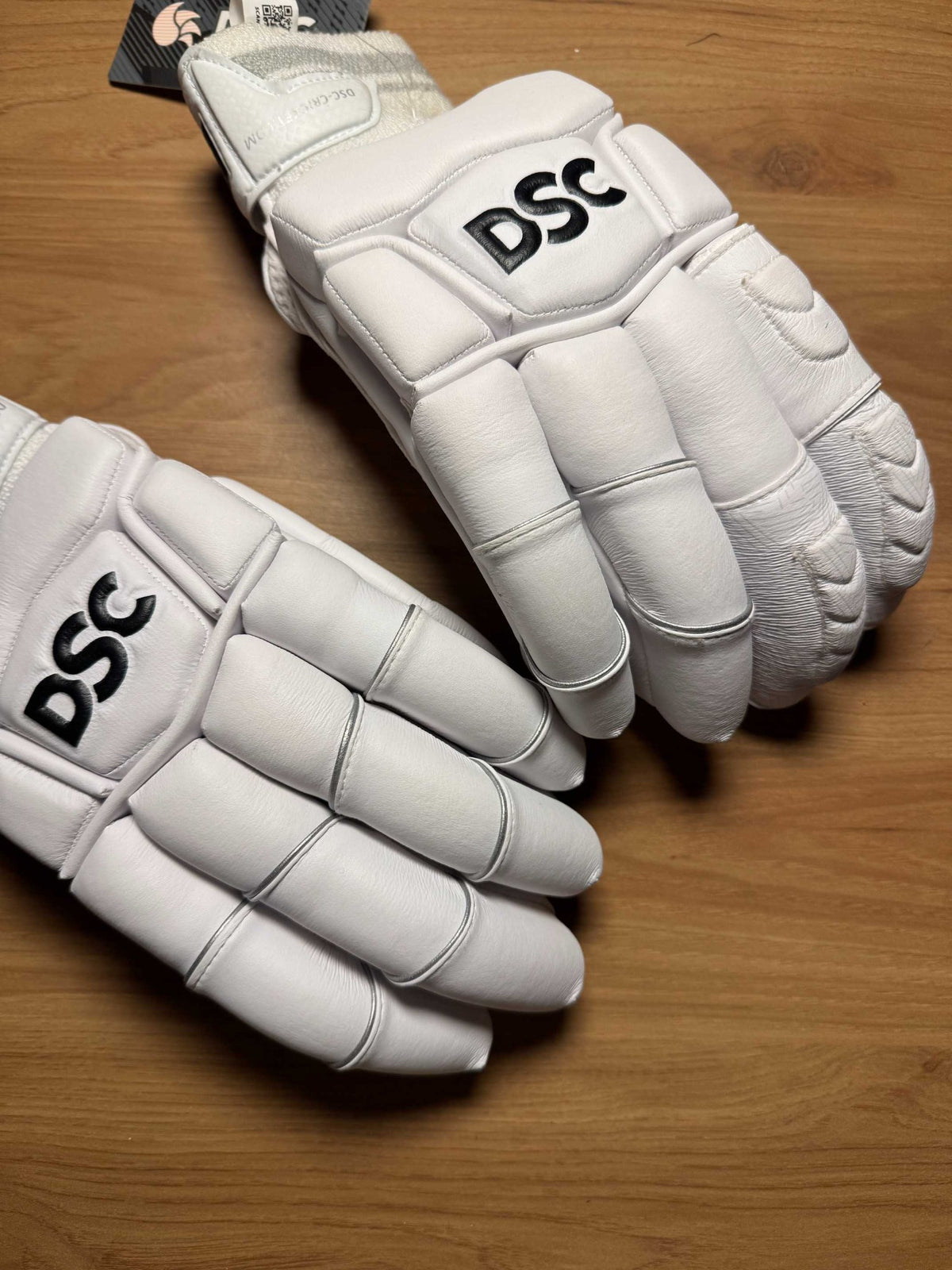 DSC Pro Players men's right-hand batting gloves - close-up view