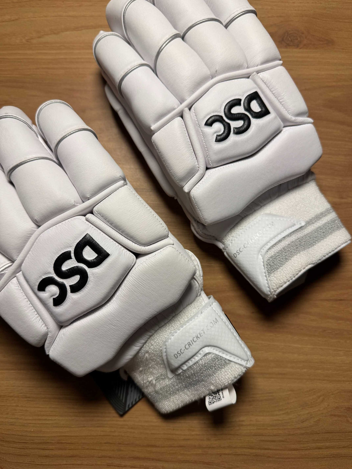DSC Pro Players men's right-hand batting gloves - wrist view