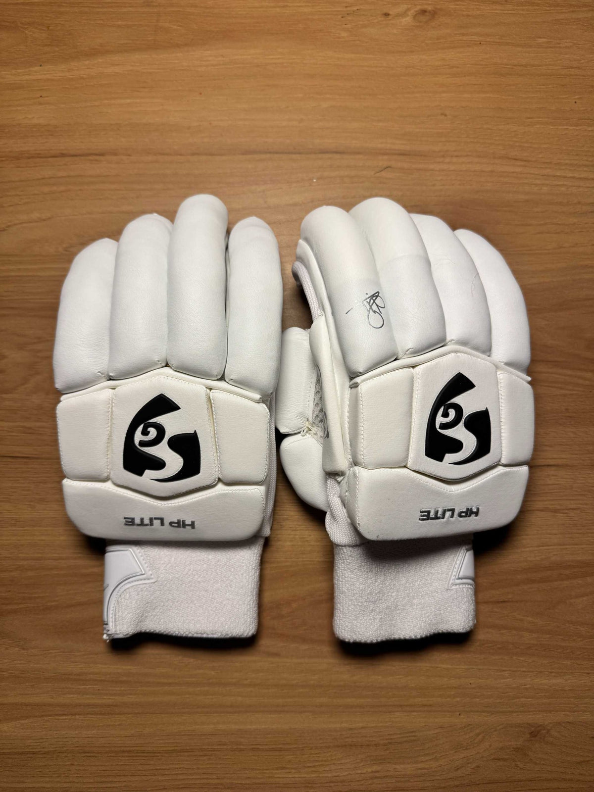 SG HP Lite men's right-hand batting gloves - front view