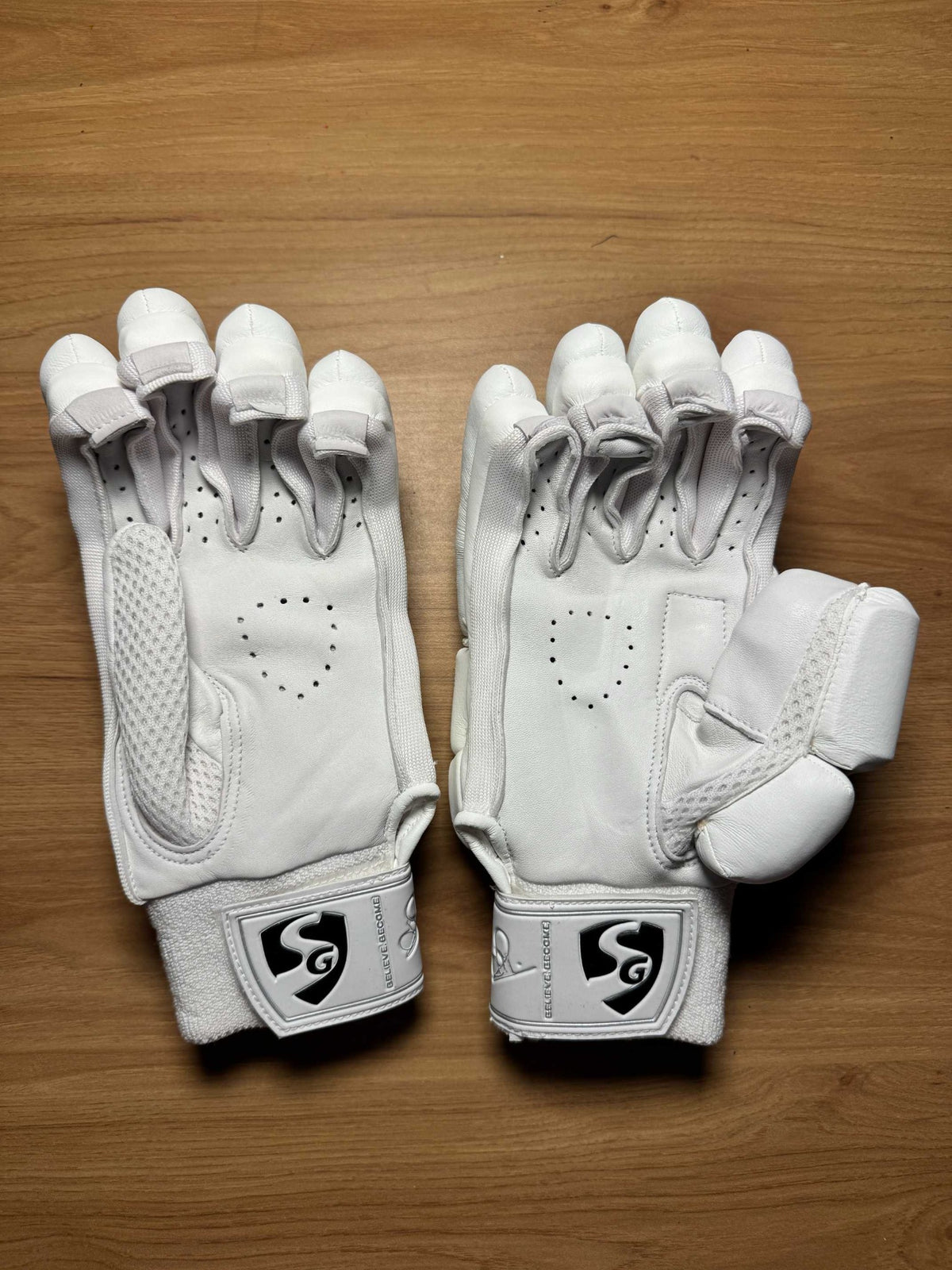 SG HP Lite men's right-hand batting gloves - palm view