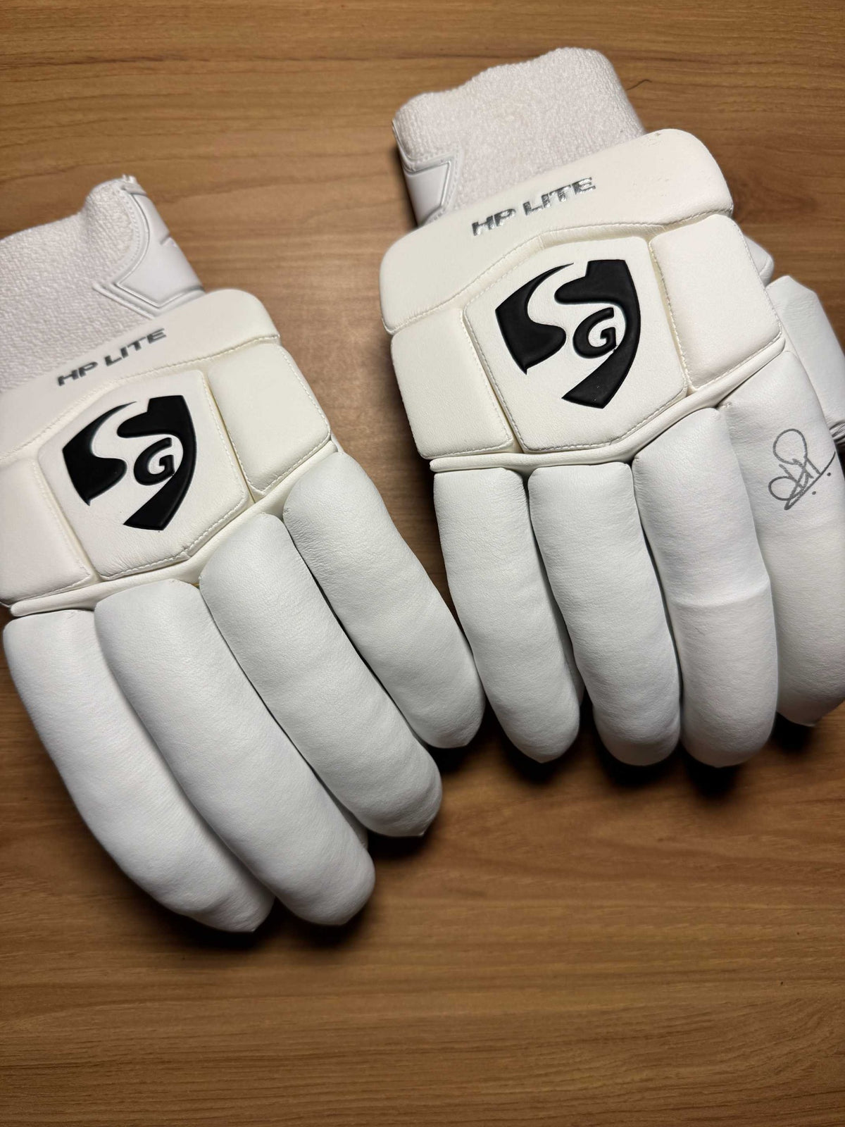 SG HP Lite men's right-hand batting gloves - close-up view