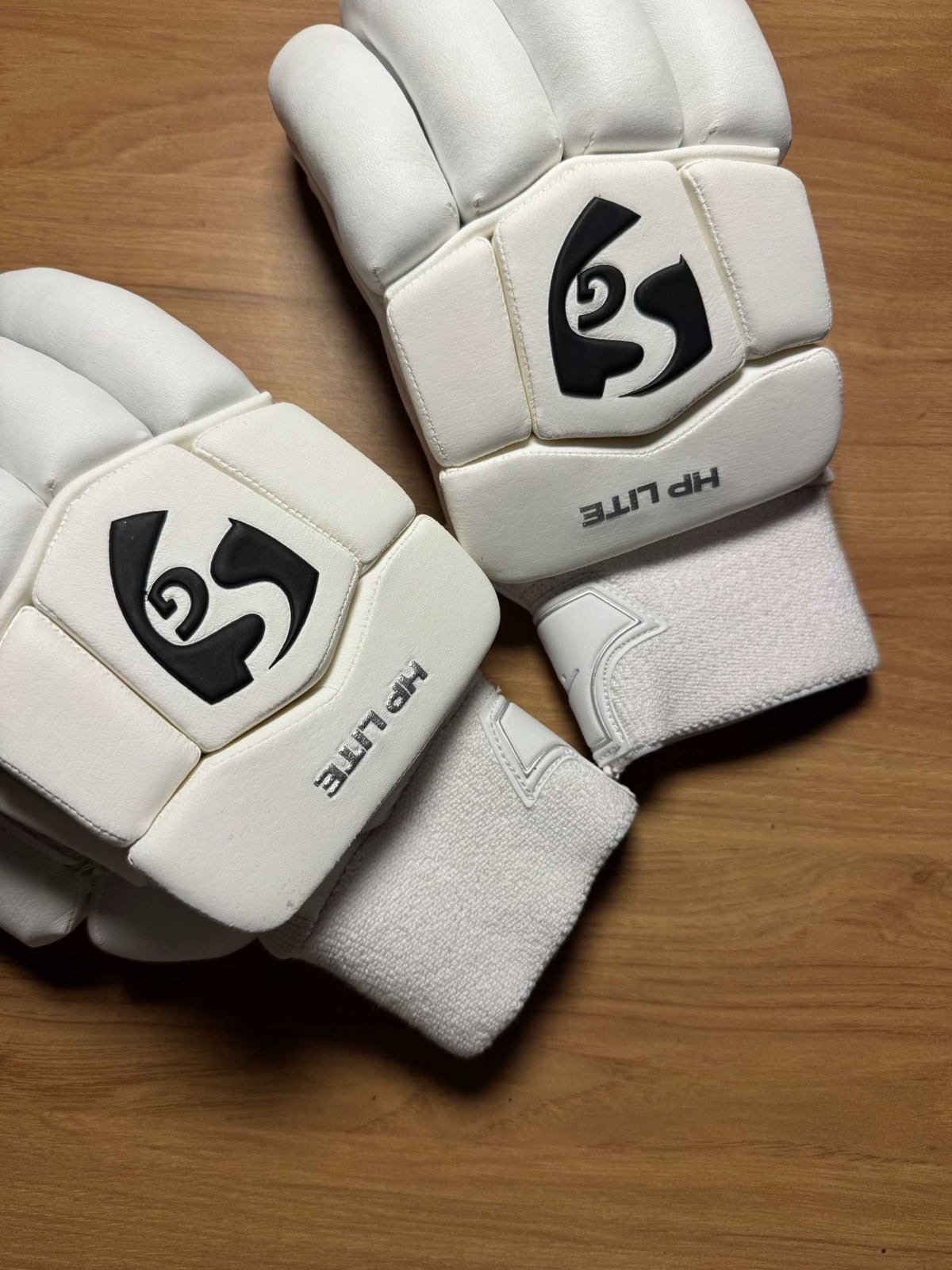 SG HP Lite men's right-hand batting gloves - wrist view