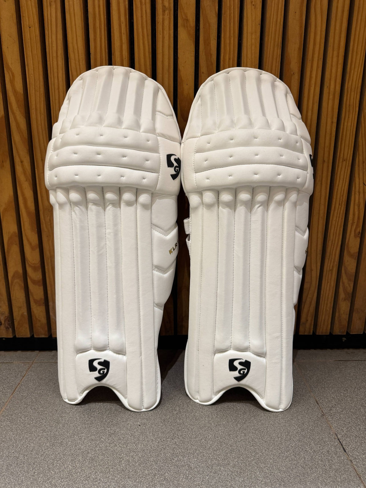 Pair of SG KLR-1 men's right-handed cricket batting pads