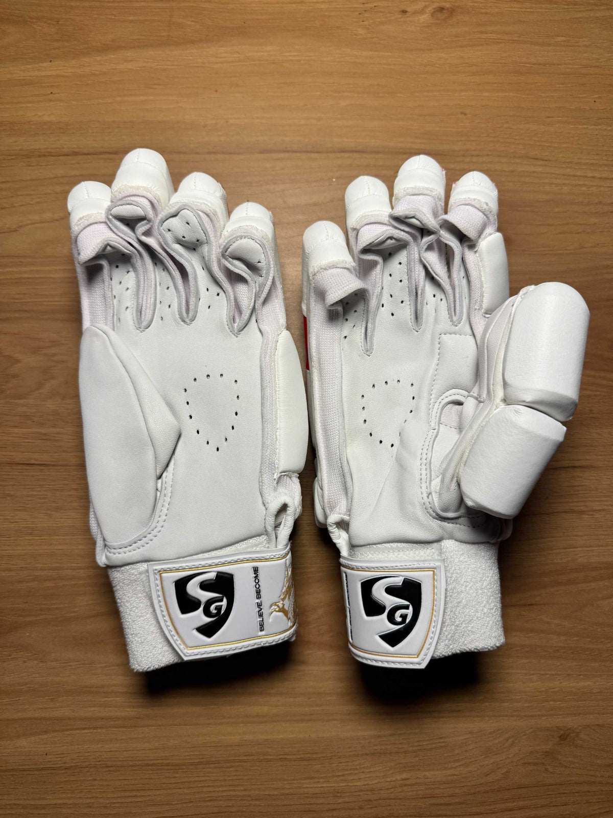 SG KLR-1 men's right-hand batting gloves - palm view