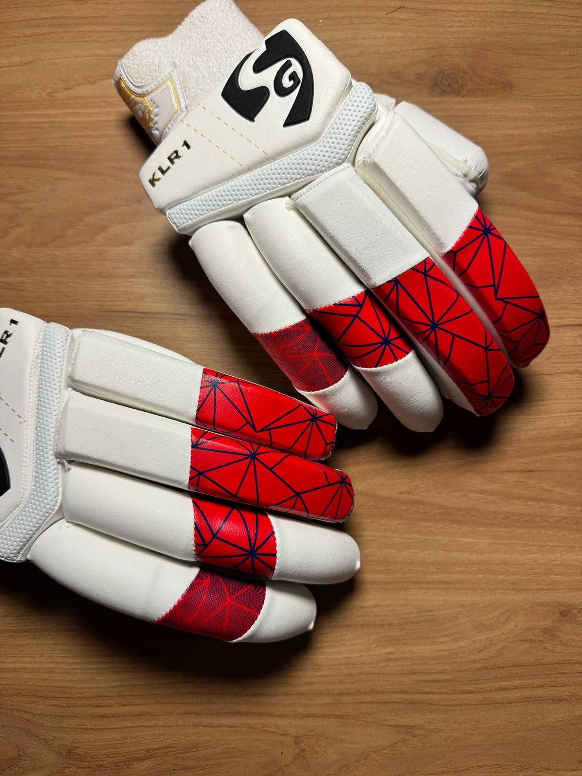 SG KLR-1 men's right-hand batting gloves - finger detail