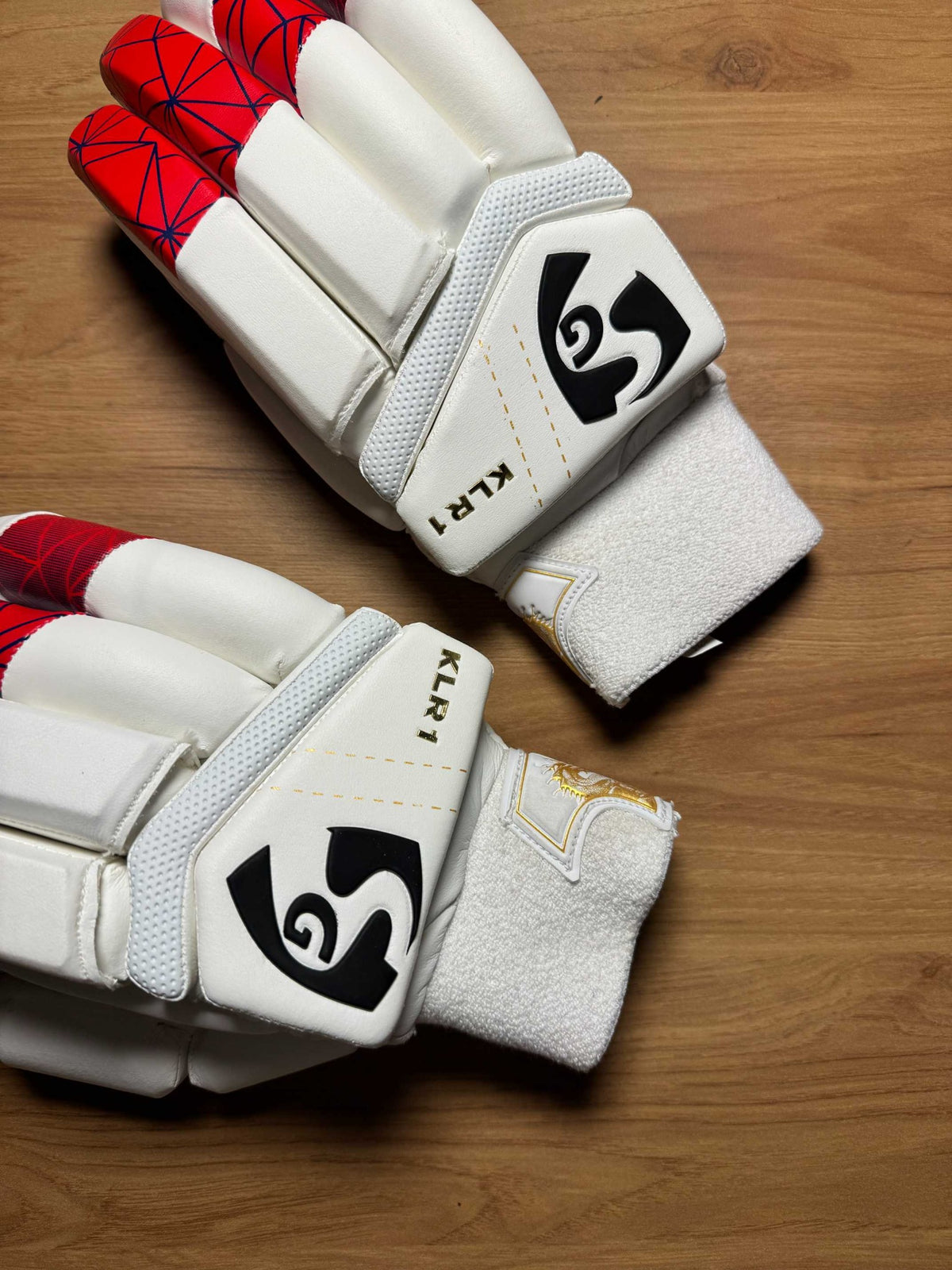 SG KLR-1 men's right-hand batting gloves - wrist view