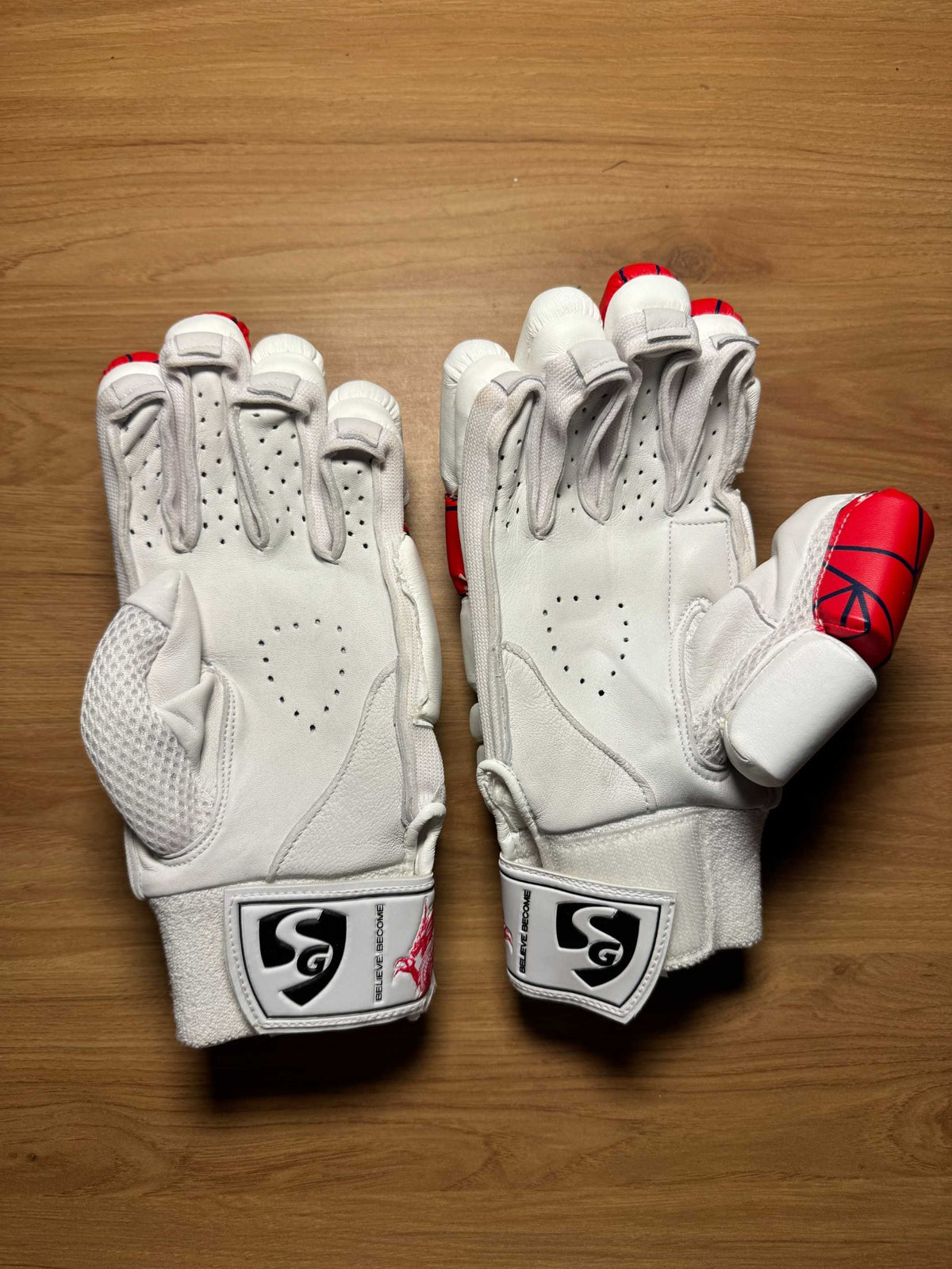 SG KLR Lite men's right-hand batting gloves - palm view