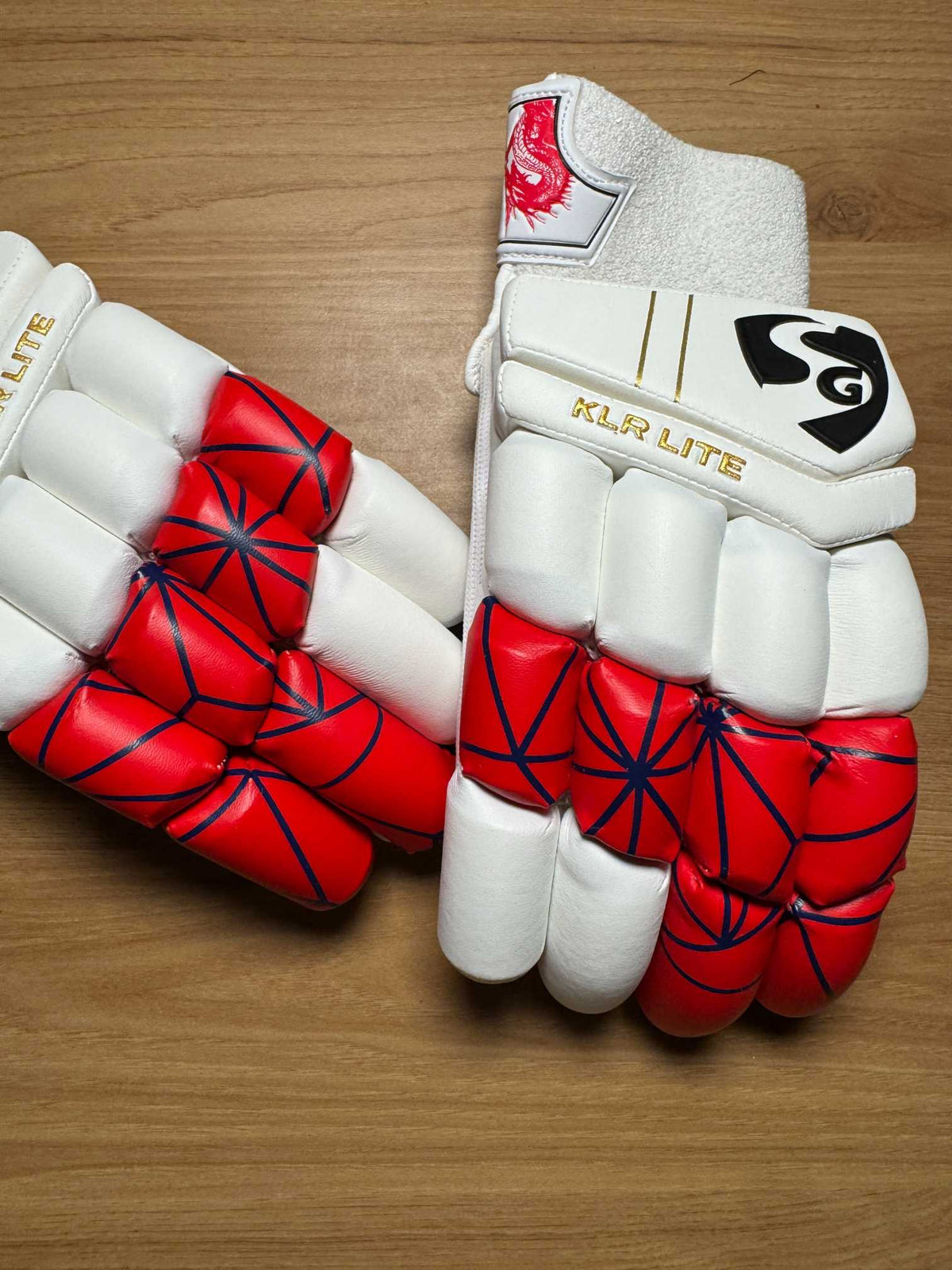 SG KLR Lite men's right-hand batting gloves - backhand view