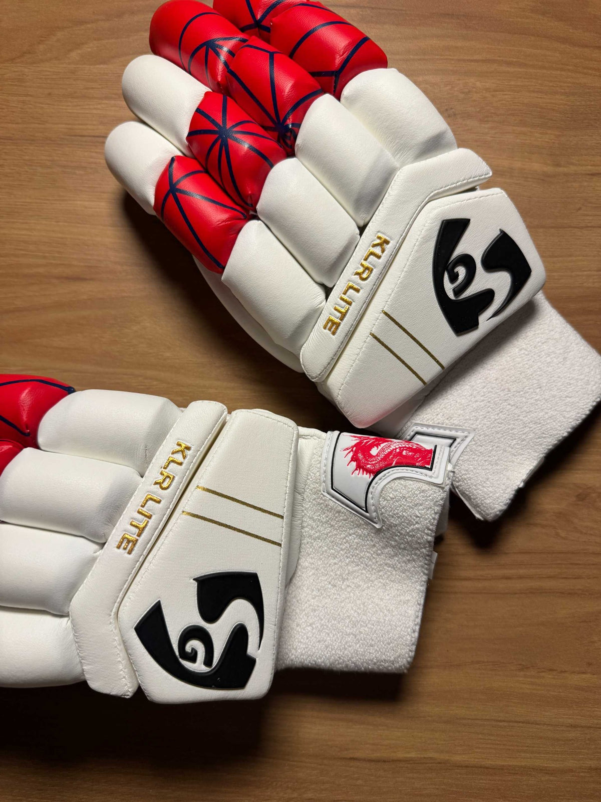 SG KLR Lite men's right-hand batting gloves - wrist view