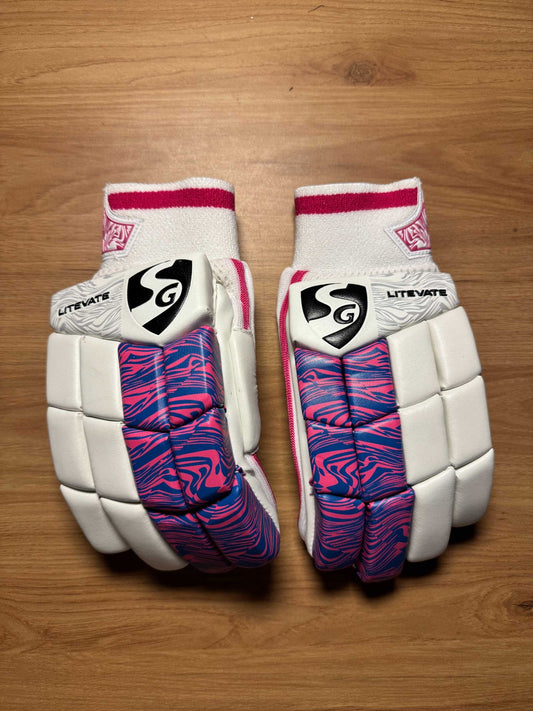 SG Litevate men's right-hand batting gloves - front view