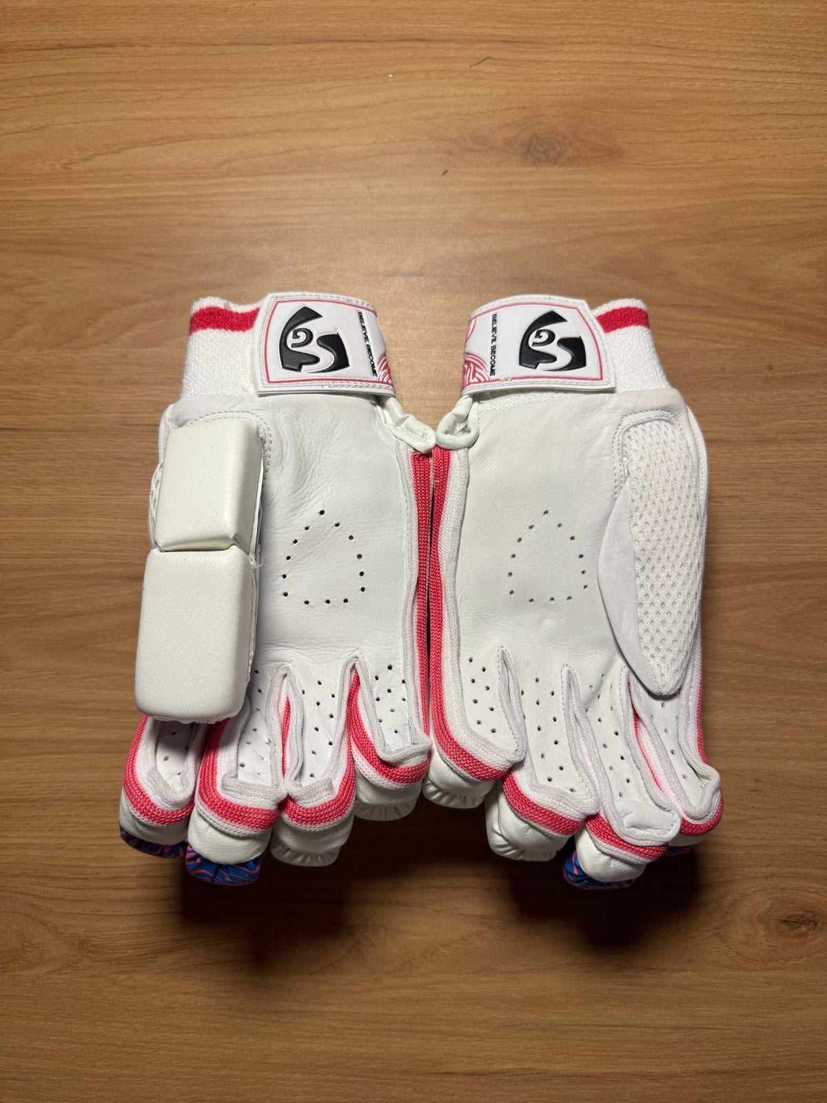 SG Litevate men's right-hand batting gloves - palm view