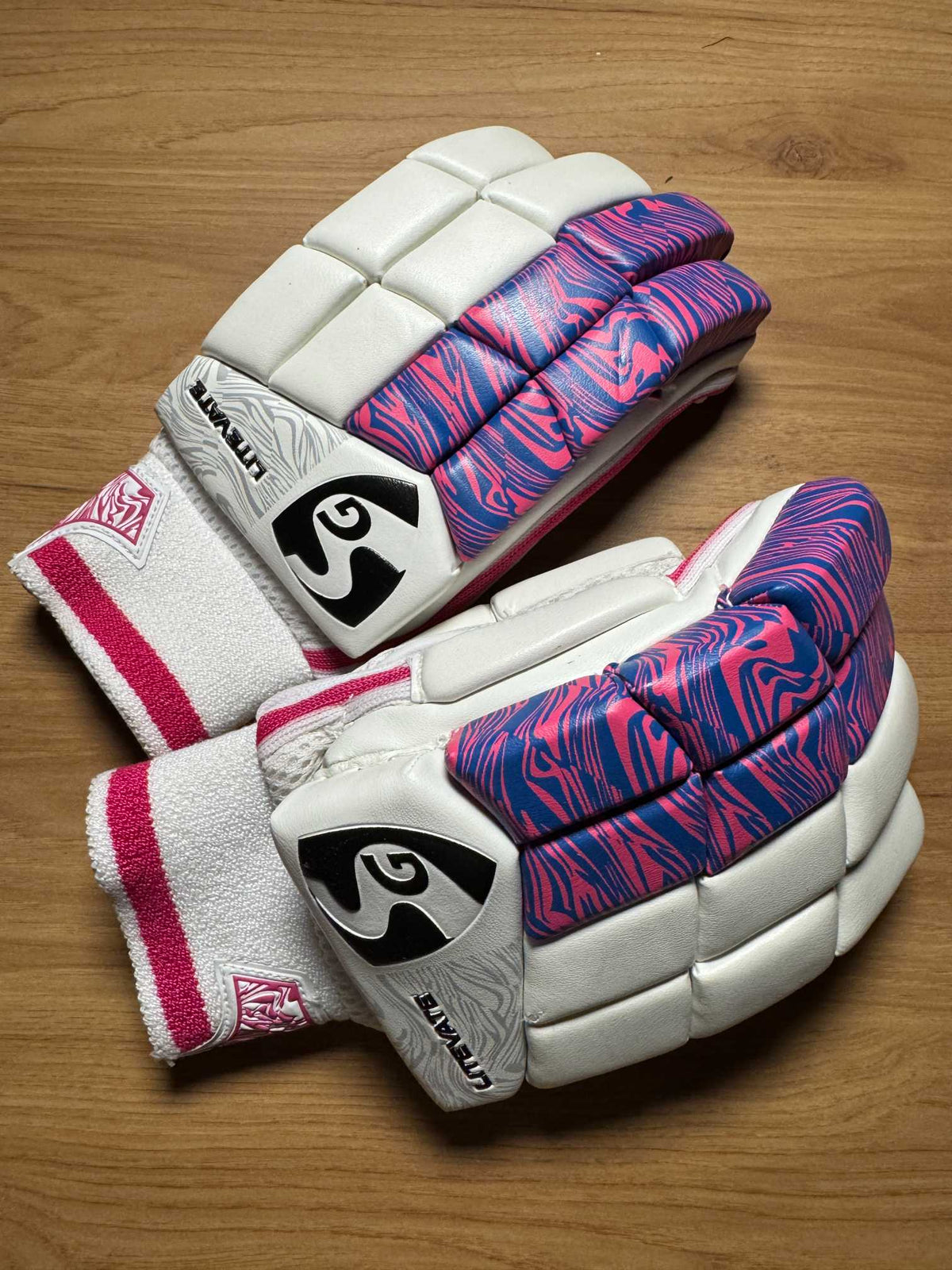 SG Litevate men's right-hand batting gloves - side view