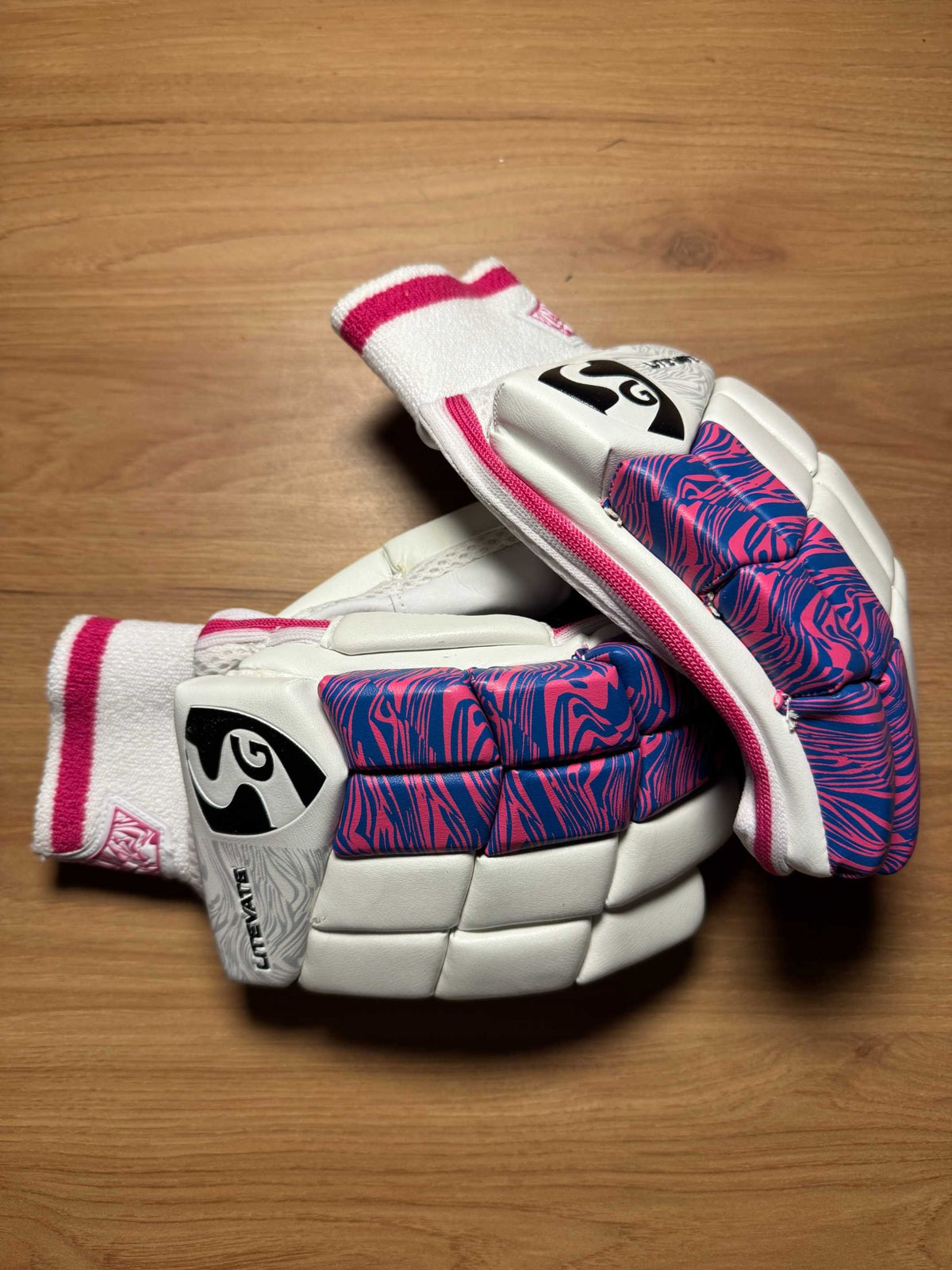 SG Litevate men's right-hand batting gloves - close-up view