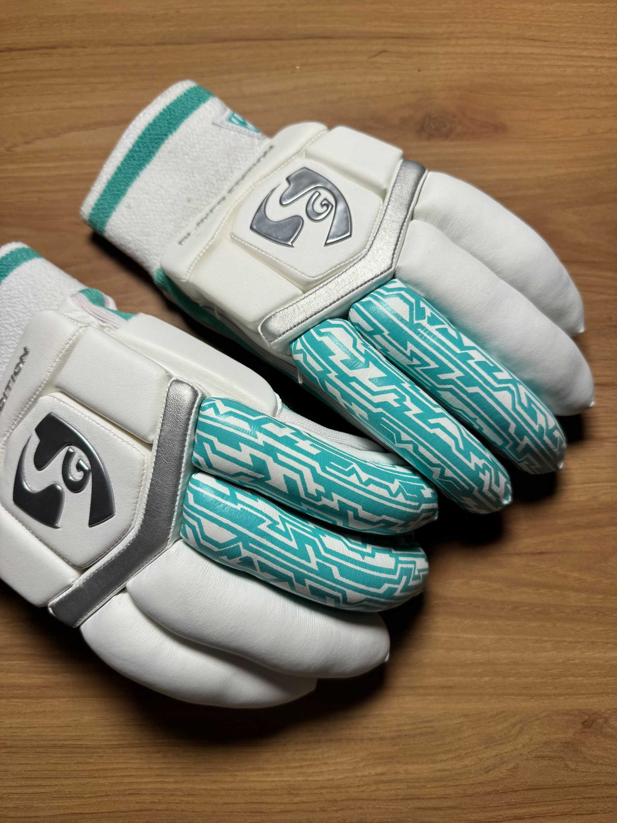 SG Players Edition men's RH batting gloves detail view