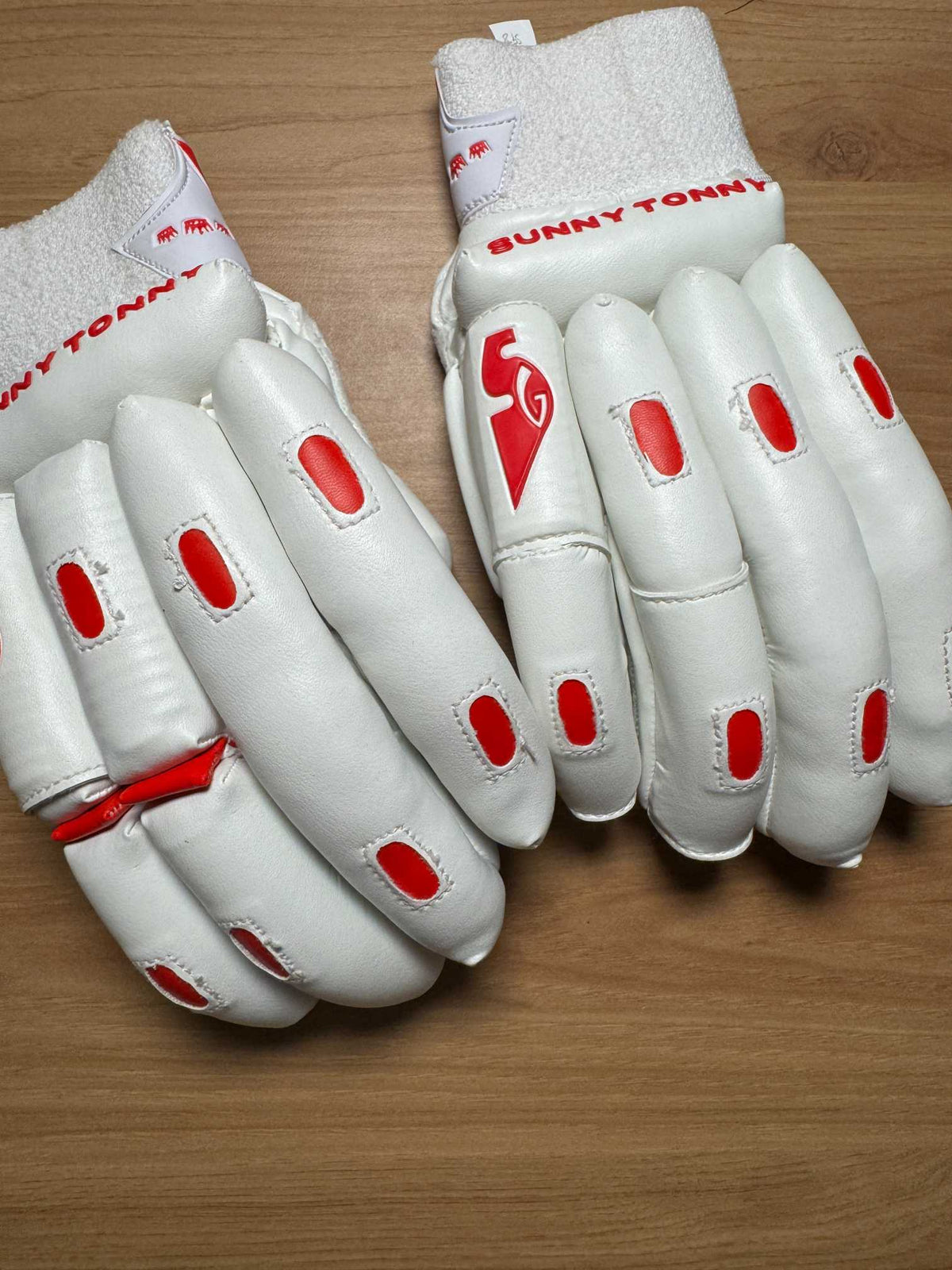 SG Sunny Tonny Icon Youth LH batting gloves detail