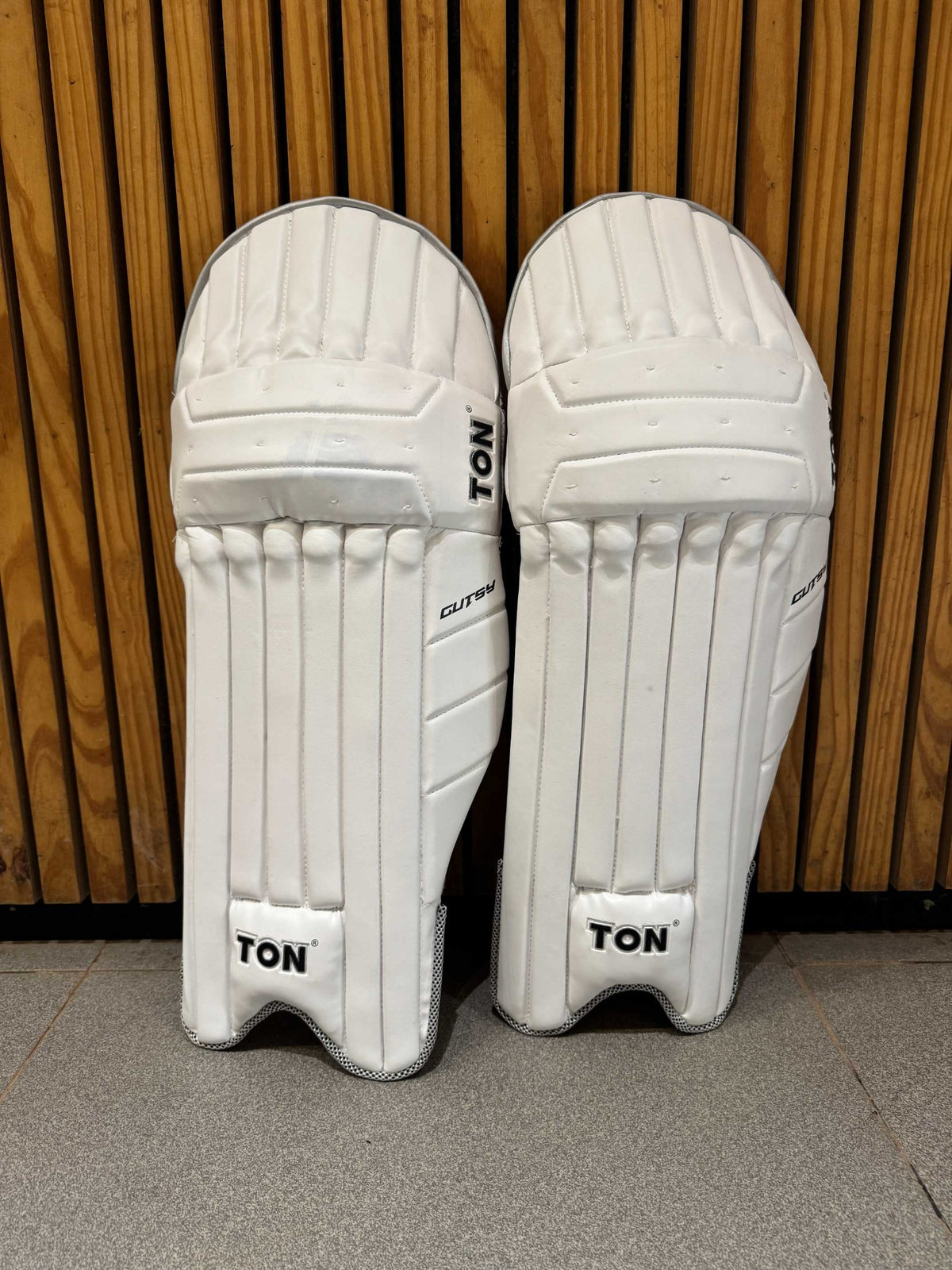 TON Gutsy Men's Right-Hand Batting Leg Guards - view 4